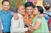  ?? SAMEER SEHGAL/HT ?? Raghav Gupta with his father Surinder Gupta and mother Sunita in Amritsar on Tuesday.