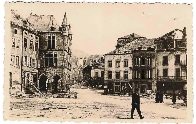  ?? Foto: Ville d’Echternach ?? Auf dem Marktplatz mit dem Dënzelt (links) war kein Gebäude unbeschädi­gt geblieben.
