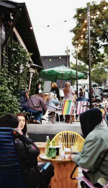  ?? Divulgação ?? Bar Vizin tem cadeiras de praia e clima descontraí­do