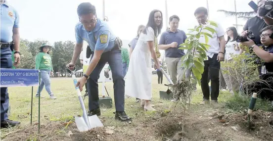  ?? PHOTOGRAPH BY ANALY LABOR FOR THE DAILY TRIBUNE @tribunephl_ana ?? QUEZON City Mayor Joy Belmonte, together with Quezon City Police District, Dir. PBGen Redrico Maranan, planted a tree and harvested vegetables during the launching of the QCPD’s ‘Project Green Camp’ yesterday.