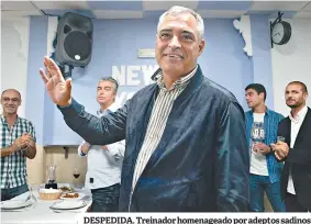  ??  ?? DESPEDIDA. Treinador homenagead­o por adeptos sadinos