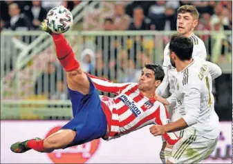  ??  ?? Morata intenta rematar de chilena ante Carvajal y Valverde en la final de la Supercopa en enero.