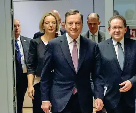  ??  ?? Il presidente della Bce Mario Draghi mentre si reca in conferenza stampa