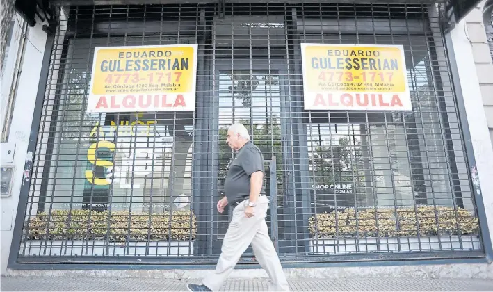  ?? GERMÁN GARCÍA ADRASTI ?? Recesión. Uno de los locales de ropa, sobre Córdoba. El circuito de outlets entre Lavalleja y Thames surgió hace 18 años, pero perdió clientela por la crisis.