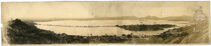  ?? TONG BINGXUE / FOR CHINA DAILY ?? An old photo of West Lake in Hangzhou, Zhejiang province, taken in the 1920s by the famous studio Er Wo Xuan. This image was a popular souvenir that sold for 5 yuan during that period.