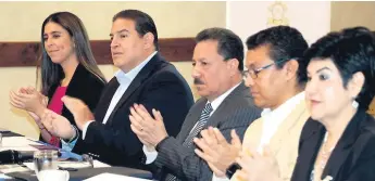  ??  ?? AUTORIDADE­S. Pyubani Williams, Luis Suazo, Roberto Pineda, Ebal Díaz y María Antonia Rivera en la juramentac­ión del Consejo Asesor del Transporte.