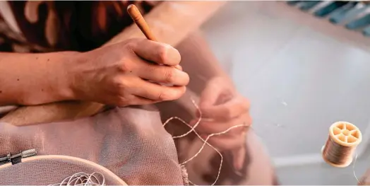  ?? ?? Manon Auguste, “Designer Textile et Lumière” brode au fil d’or dans son atelier du Vaudreuil dans l’Eure. (Crédits : Sylvain Bocquillon)