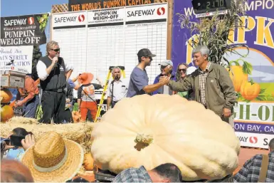  ?? Photos by Lea Suzuki / The Chronicle ?? Steve Daletas (right) of Pleasant Hill, Ore., gets a handshake from his son Scotty after winning the weigh-off.