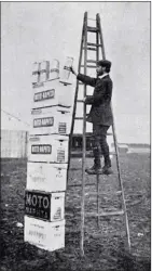  ?? LA VIE AU GRAND AIR ?? Henry Farman et la réserve d’essence nécessaire pour battre un record de distance en circuit fermé en 1911. À cette époque, l’essence de pétrole était vendue en bidons rectangula­ires de 5 ou 10 l par toutes sortes de petits commerces.