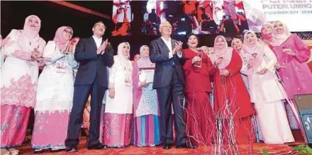  ?? PIC BY SALHANI IBRAHIM ?? Umno president Datuk Seri Najib Razak and Umno vice-president Datuk Seri Hishammudd­in Hussein with Puteri Umno award recipients yesterday.