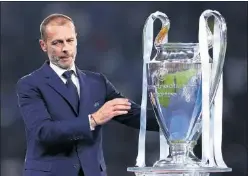  ?? ?? Ceferin, presidente de la UEFA, junto al trofeo de la Champions.