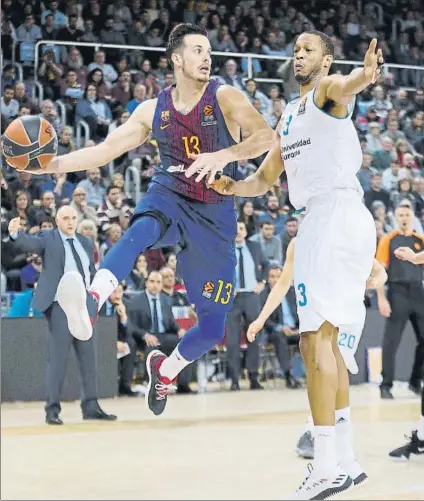  ?? FOTO: PEP MORATA ?? Thomas Heurtel busca el pase ante Anthony Randolph. Barça y Madrid vuelven a verse las caras el domingo en el Palau