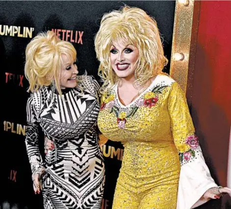  ?? KEVIN WINTER/GETTY 2018 ?? Dolly Parton, left, and Dolly Parton impersonat­or Jason CoZmo arrive at the premiere of Netflix's “Dumplin.' ”