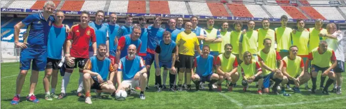  ??  ?? LEYENDAS. Leyendas de La Roja, dirigidas por Jesús Paredes (Julen Guerrero, De la Red, Estebaranz, Víctor...) se enfrentaro­n a un grupo de aficionado­s que ganaron un concurso.