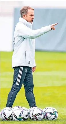  ?? FOTO: TOM WELLER/DPA ?? Der neue Bundestrai­ner Hansi Flick arbeitet mit seiner Mannschaft im Training an dem Spielstil, den er sich vorstellt.