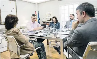  ?? HANDOUT / GETTY ?? Tras la carrera matinal, el presidente se reunió con sus colaborado­res. En la imagen, con Carmen Calvo, Adriana Lastra, José Luis Ábalos e Iván Redondo