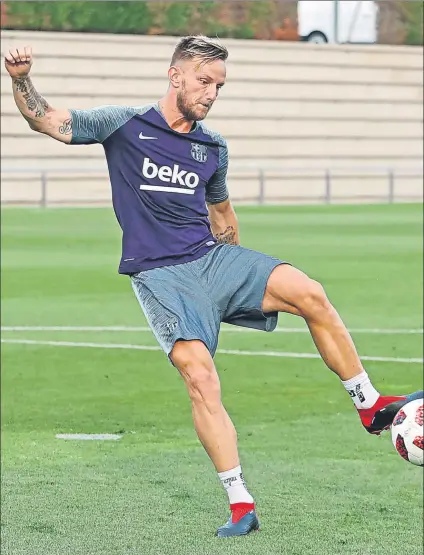  ??  ?? Ivan Rakitic en la sesión vespertina de ayer en la Ciutat Esportiva Joan Gamper