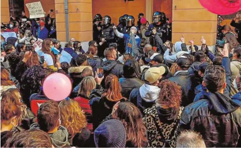  ?? EFE ?? Manifestan­tes frente al Consulado del Mar, la sede del Ejecutivo de Baleares