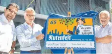 ?? FOTO: FELIX KÄSTLE ?? Gemeinsame Freude über die neue Briefmarke: Südmail-Geschäftsf­ührer Thomas Reiter, Michael Meyer-Böhm, Geschäftsf­ührer SZ Ravensburg, und RFK-Chef Dieter Graf (von links).