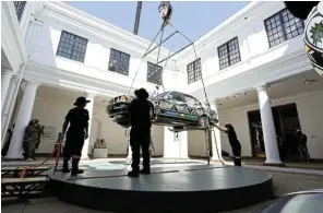  ?? Pictures: Supplied ?? The BMW 525i painted by Esther Mahlangu is lifted into the Iziko Gallery in Cape Town.
