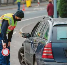  ?? Foto: Daniel Schäfer, dpa (Symbol) ?? Nicht jeder hielt sich an die Regeln der Ausgangssp­erre im Landkreis Augsburg. Die Polizei hatte einiges zu tun.