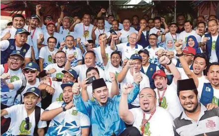  ?? PIC BY AHMAD IRHAM MOHD NOOR ?? Prime Minister Datuk Seri Najib Razak, who is also Barisan Nasional chairman, and Melaka Chief Minister Datuk Seri Idris Haron with participan­ts at the Malaysia 4B Youth Movement Day closing ceremony in Sepang yesterday.