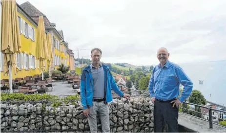  ?? FOTO: MARLENE GEMPP ?? Der Hagnauer Winzer Fabian Dimmeler (links) und Jürgen Dietrich, Direktor des Staatswein­guts Meersburg.