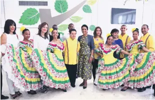  ??  ?? Disfrute. Las Primeras Damas, junto a los jóvenes de danza folclórica y ensamble de percusión del Teatro Orquestal Dominicano.