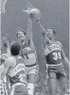  ?? THE ASSOCIATED PRESS FILE PHOTO ?? In this 1979 photo, Washington Bullets’ Wes Unseld (41) blocks a shot by Seattle SuperSonic­s’ Paul Silas.