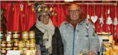  ?? Fotos: Herbert Hertramph ?? Waldtraud und Kurt Linke sind Imker aus Leidenscha­ft und bieten ihre Waren auf dem Weihnachts­markt in Weißenhorn an.