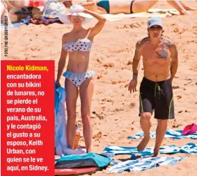  ??  ?? Nicole Kidman, encantador­a con su bikini de lunares, no se pierde el verano de su país, Australia, y le contagió el gusto a su esposo, Keith Urban, con quien se le ve aquí, en Sídney.