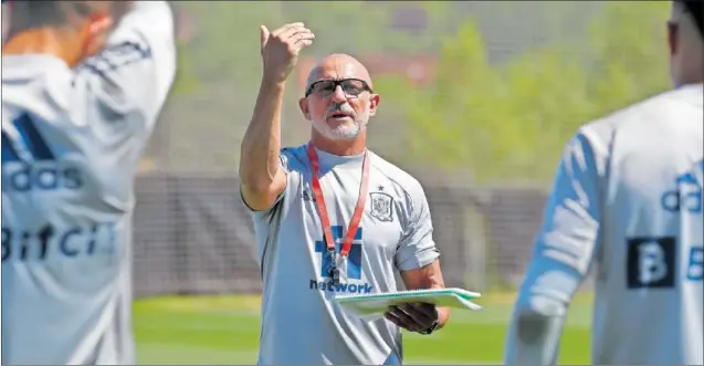  ?? ?? Luis de la Fuente, durante un entrenamie­nto de la Selección Sub-21 en la Ciudad del Fútbol de Las Rozas.