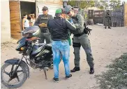  ?? PRENSA POLICíA ?? Un uniformado requisa a una persona en moto.