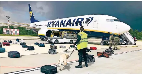  ?? FOTO: UNCREDITED/ONLINER.BY/AP/DPA ?? Das Gepäck des Ryanair-flugzeuges, das in Minsk zur Landung gebracht wurde, wird inspiziert.