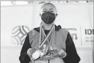  ??  ?? La gimnasta yucateca Adirem Tejeda Amaro posa con sus medallas