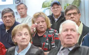  ?? RYAN REMIORZ LA PRESSE CANADIENNE ?? Des résidents lors de l’annonce, lundi à Mirabel, de la rétrocessi­on de leurs terres 50 ans après qu’ils furent expropriés pour la constructi­on de l’aéroport