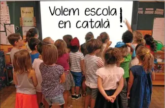  ??  ?? Une Els nins i els pares de les classes bilingües volen mestres bilingües ! Parents et enfants des classes bilingues veulent des professeur­s des écoles …bilingues !