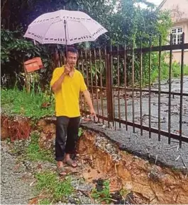  ?? [FOTO ZULKIFLI ZAINUDDIN /BH] ?? Sulaiman menunjukka­n tanah mendap di hadapan kediaman di Taman Baiduri, Pasir Tumboh, Kota Bharu.