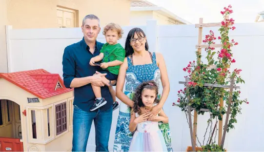  ?? TODD ANDERSON/THE NEW YORK TIMES ?? Ada Ayala and her husband, Oscar Cesar Pleguezeul­os, along with their children, Oscar and Charlise, at home in Winter Garden, Florida.