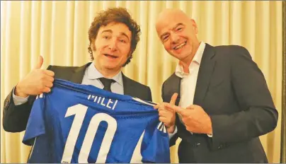  ?? ?? ENCUENTRO CERCANO. Javier Milei y Gianni Infantino coincidier­on el 6 de mayo en Los Ángeles, en uno de los viajes del Presidente a los Estados Unidos. Hubo regalos, pero no declaracio­nes públicas.