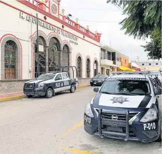  ?? /EDUARDO TLACHI ?? Policías de Tlaltelulc­o y del gobierno municipal de Marco Antonio Pluma fueron acusados de golpear a una familia en el barrio de Tecpa Morales