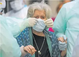  ??  ?? A domicilio. La campaña de vacunación comenzará en los geriátrico­s.