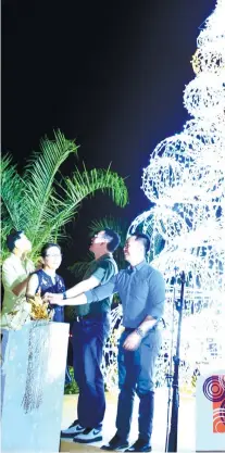  ??  ?? MANDANI BAY.
The outdoor Christmas tree at Mandani Bay switched on by from left, HT Land Inc. president Jack Gaisano and wife Vivian, Mandani Bay project director Gilbert Ang and sales head Audi Villa.