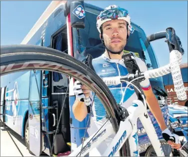  ??  ?? PREPARADO. Thibaut Pinot posa para AS con su bicicleta delante del bus de su equipo, el FDJ.