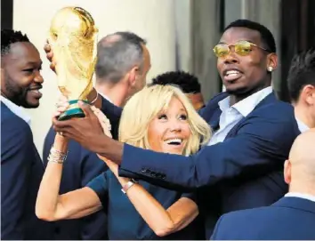  ?? AFP ?? Die First Lady ist noch immer aus dem Häuschen: Brigitte Macron mit Paul Pogba.