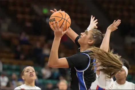  ?? HYOUNG CHANG — THE DENVER POST ?? Grandview sophomore Sienna Betts scores a basket against Cherry Creek during a Class 6A girls basketball semifinal at Denver Coliseum on Friday.