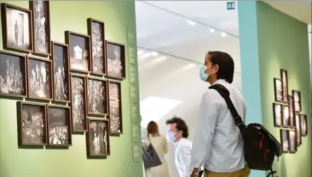  ?? (Photo Sophie Louvet) ?? Les dix lauréats du prix Carmignac de photojourn­alisme ont les honneurs de la villa Carmignac, tout l’été jusqu’au er novembre.