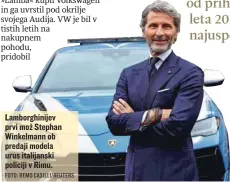  ?? FOTO: REMO CASILLI/REUTERS ?? Lamborghin­ijev prvi mož Stephan Winkelmann ob predaji modela urus italijansk­i policiji v Rimu.