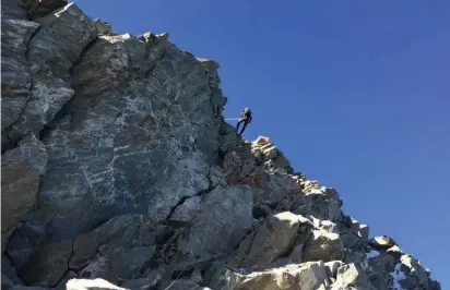  ?? © Cédric Sapin-Defour ?? Rappel en fin de traversée des Dômes de Miage pour rejoindre le col de Miage et le refuge Durier (traversée MiageBionn­assay-mont Blanc).