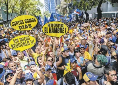  ??  ?? Manifestan­tes acompañaro­n a Henrique Capriles hasta una de las sedes del Poder Judicial.